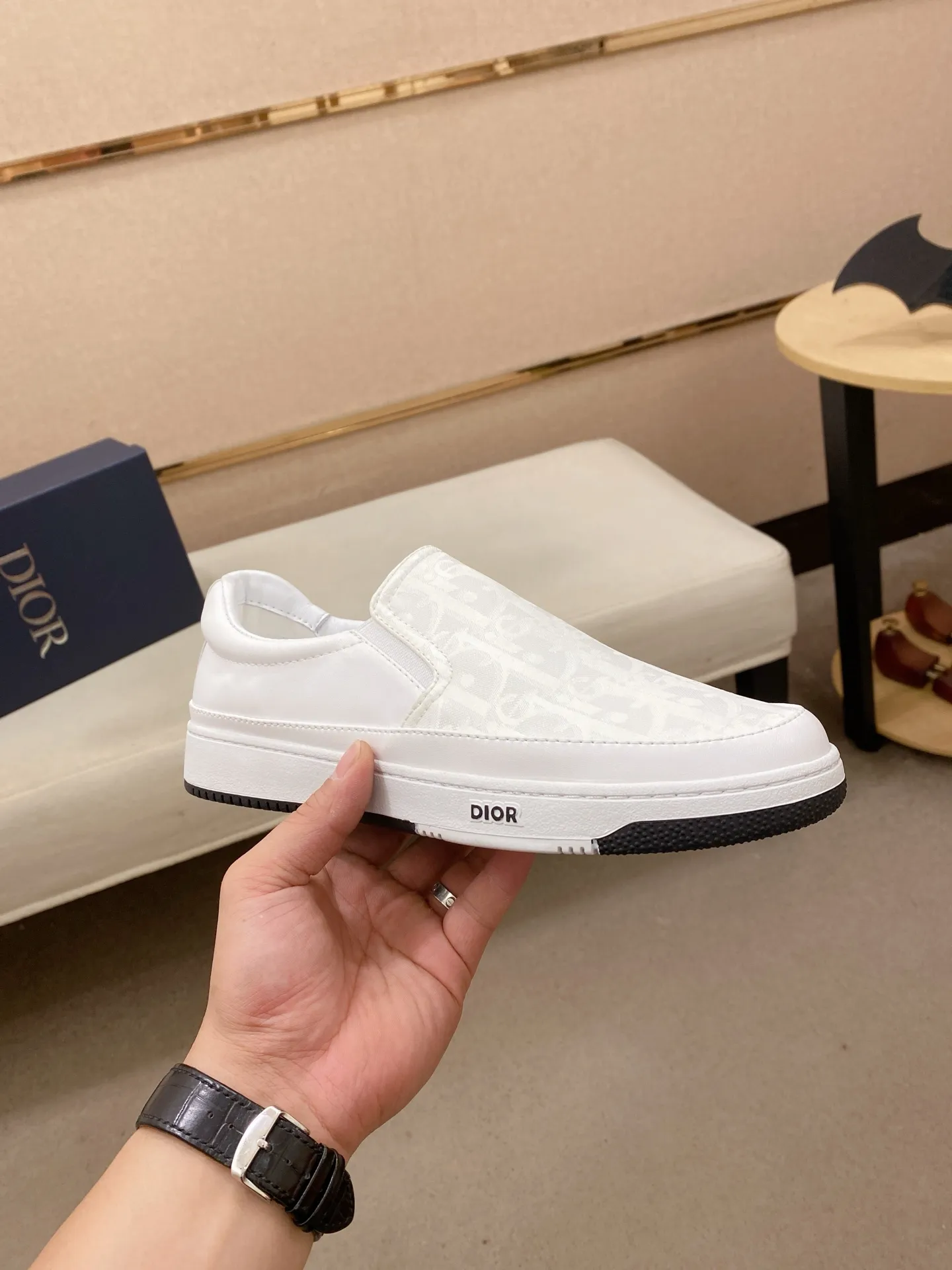 Men's shoes💰 400💰🇮🇹🇮🇹Dior d The new models are on sale at the same time at the counter. The uppers are imported from Italy, and the linings are all imported sheepskin. They are completely 1⃣️ to 1⃣️ replicas 🇮🇹💪💪, ⚠shoes Bottoms: Original soles are specially provided by the original factory. The exclusive movable molded soles are super comfortable. ⚠Original factory goods, 🔍🔍high quality. You can enter and leave the counter at will. Welcome to compare⚠. Code number:38-44
